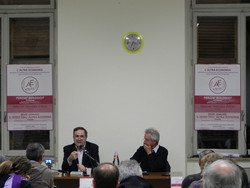 il Prof. Roberto Mancini e Marco Moroni di Altra Eco al Salone dl Popolo di Recanati
