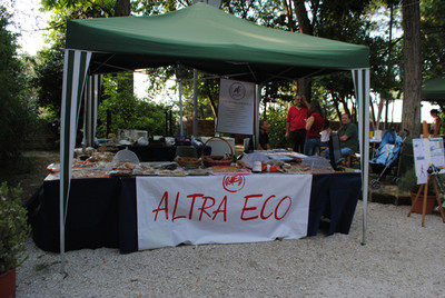 Il banchetto di altra Eco al Parco di Villa Colloredo di Recanati per la Festa d'Estate