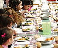 Bambini a scuola per l'educazione alimentare