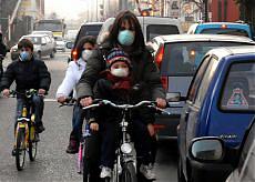 Foto di traffico urbano con ciclisti muniti di mascherina