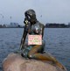 Maschera anti-radiazioni alla Sirenetta, blitz di "Don’t nuke the climate" a Copenhagen